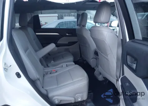 2019 Toyota Highlander Xle z USA, uszkodzony, nr VIN 5TDKZRFH2KS553328